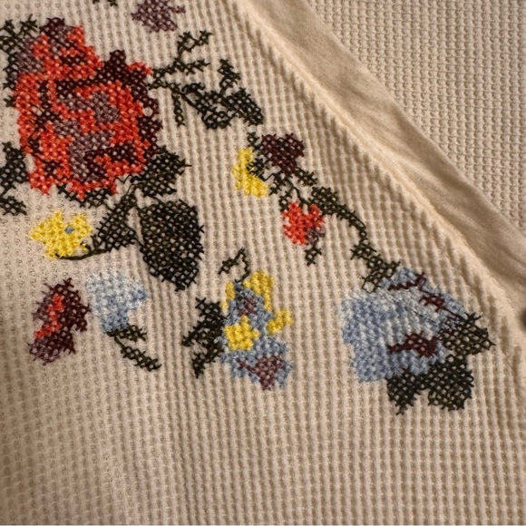 ANTHRO | Pilcro Embroidered Henley - Picture 4 of 7